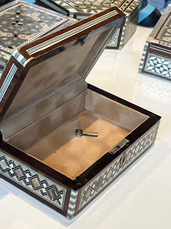 Geometrik Kafes Desenli Kilitli Ahşap Sandık Kutu