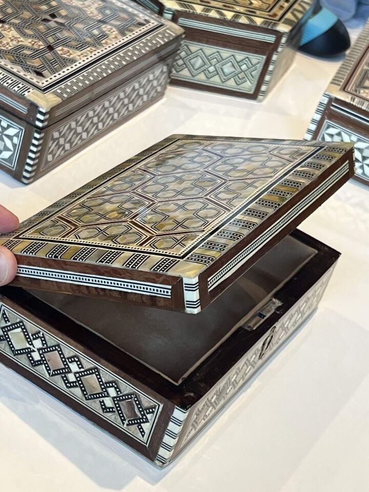 Geometrik Kafes Desenli Kilitli Ahşap Sandık Kutu