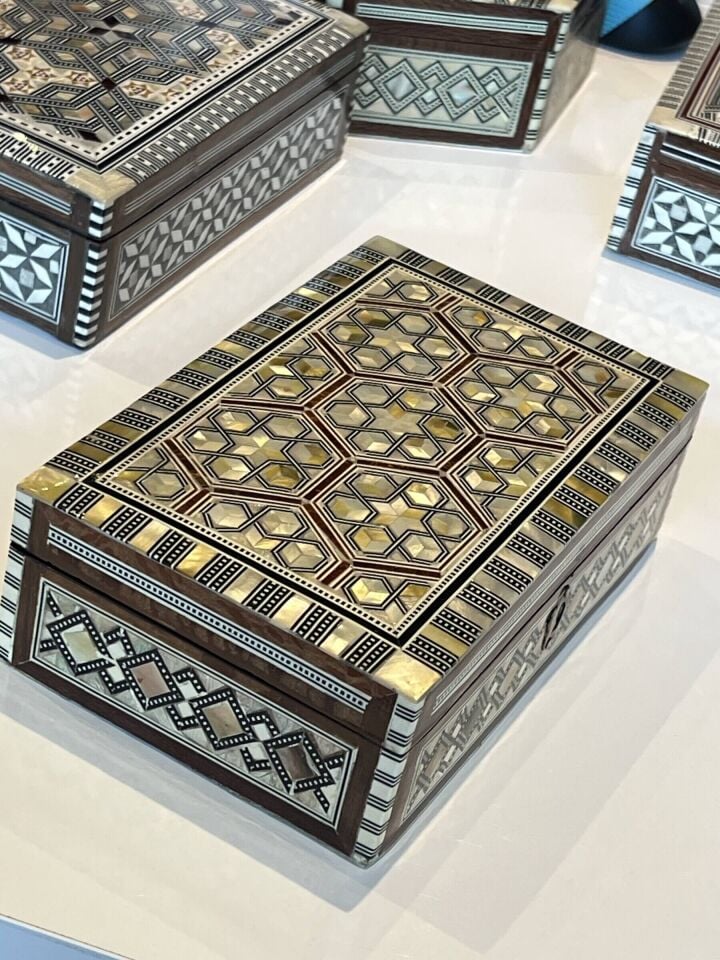 Geometrik Kafes Desenli Kilitli Ahşap Sandık Kutu