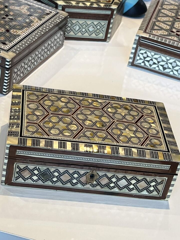 Geometrik Kafes Desenli Kilitli Ahşap Sandık Kutu