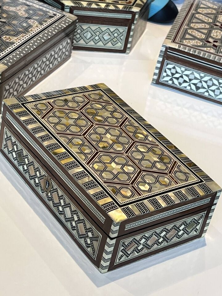 Geometrik Kafes Desenli Kilitli Ahşap Sandık Kutu