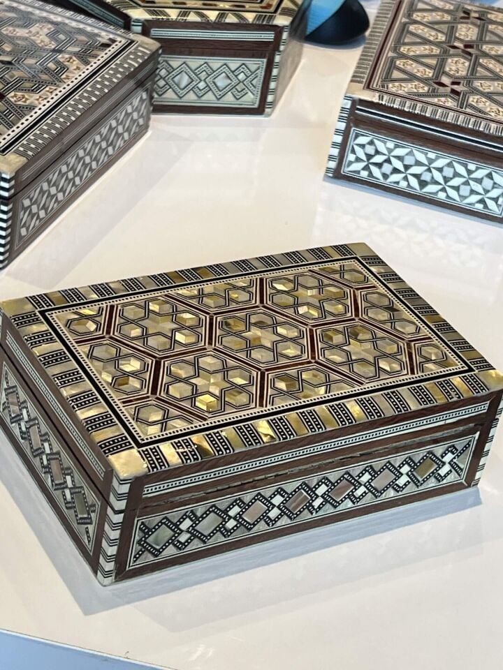 Geometrik Kafes Desenli Kilitli Ahşap Sandık Kutu